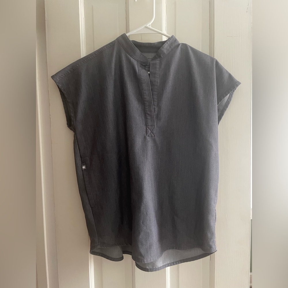 Figs grey scrub top xxs